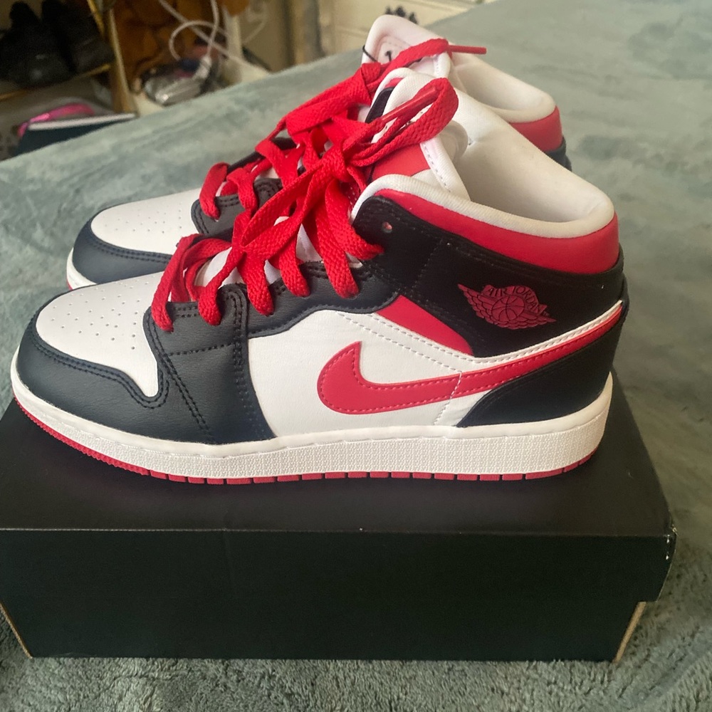 Jordan 1 Mid Very Berry.